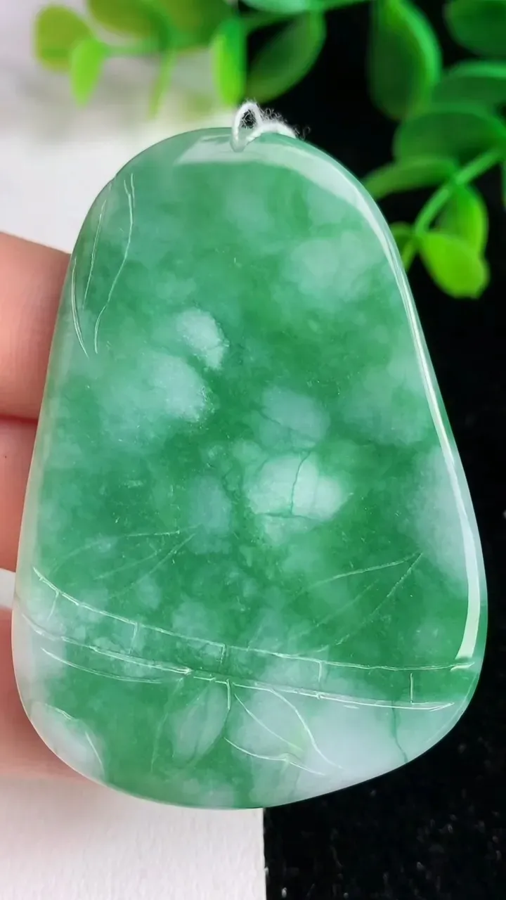 天然A货翡翠鸟语花香吊坠 ，尺寸57.2-39.7-7.5，重量:30.20g
6月9日