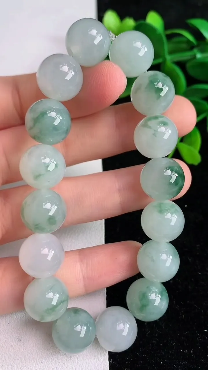 天然A货翡翠飘花圆珠手串 ，尺寸12-17颗，重量:55.62g6月9日
工厂直销收藏佳品,种好水足，色泽均匀，有种有色，上手高大气！