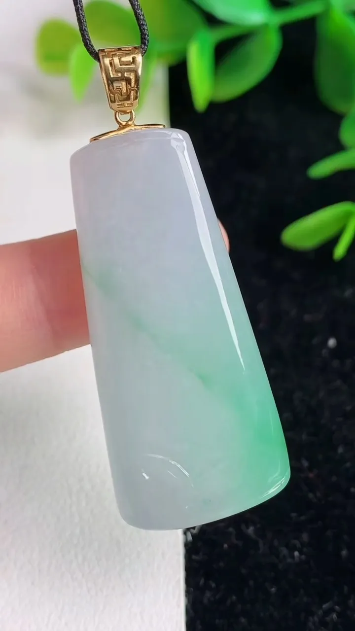 天然A货翡翠节节高升竹节吊坠，尺寸42-19.4-11，重量:17.65g
6月9日