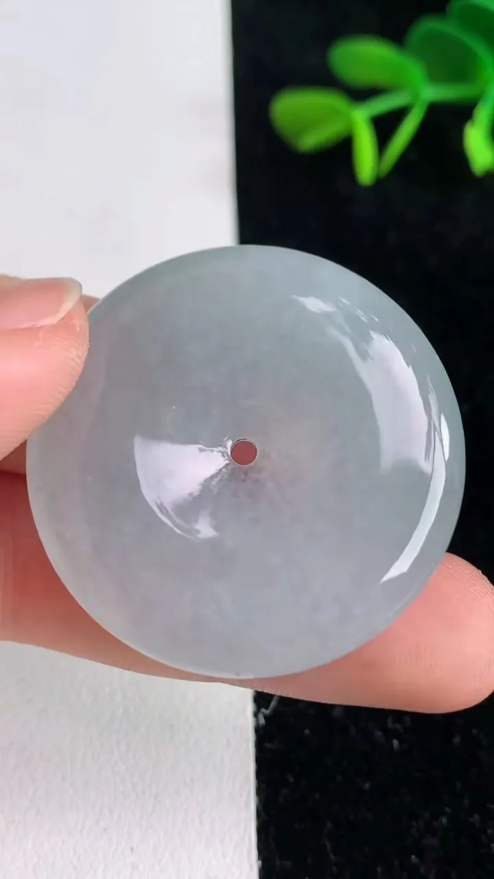 天然A货翡翠 飘花平安扣吊坠，尺寸35-5.8，重量:15.07g
6月9日