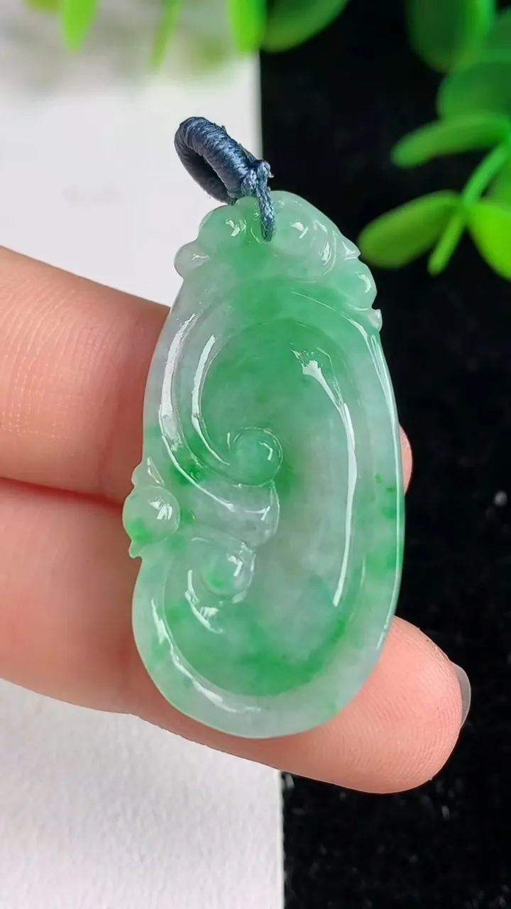 天然A货翡翠如意吊坠，尺寸37.3-18.5-5.4，重量:6.63g
6月9日