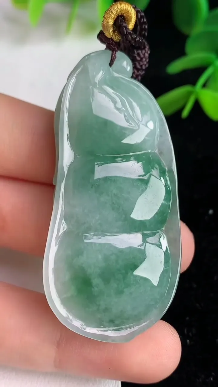 天然A货翡翠 飘花福豆吊坠，尺寸54.8-25.4-13.5，重量:34.39g
6月9日