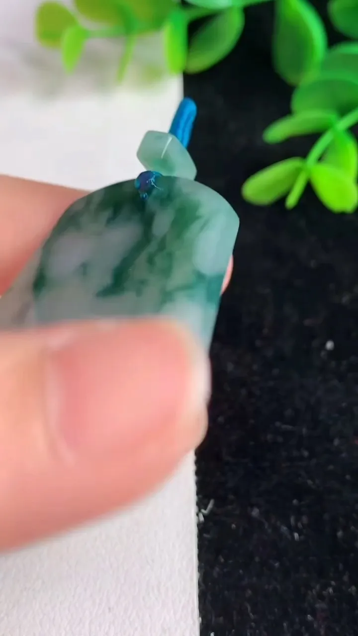 天然A货翡翠飘花仿古无事牌吊坠 ，尺寸39.8-31.7-3.1，重量:14.16g
6月9日