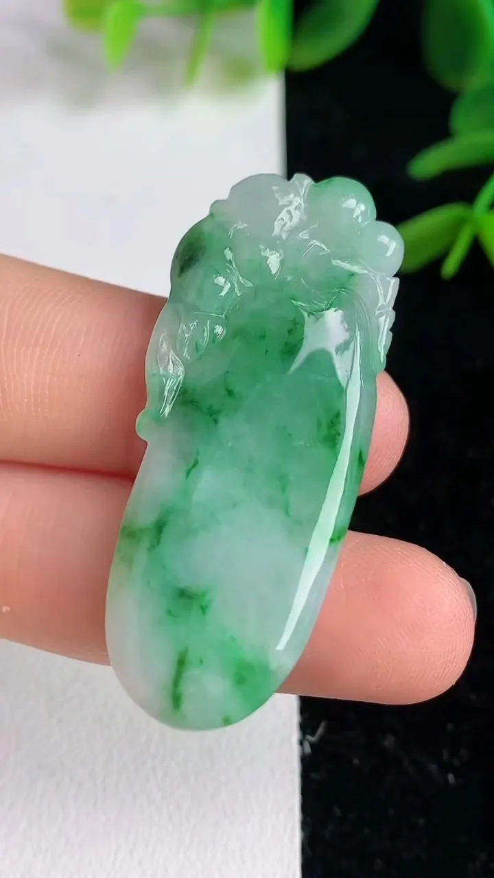天然A货翡翠福瓜吊坠，尺寸43-18-5.4，重量:8.52g
6月9日