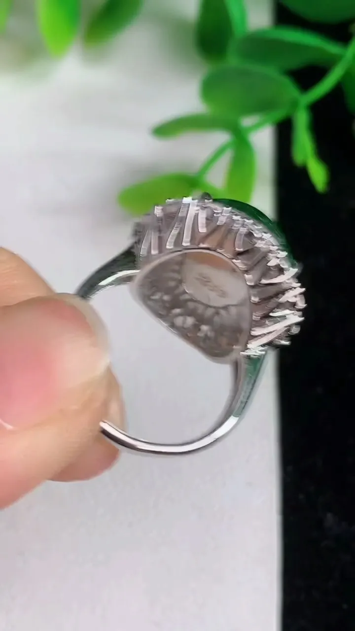 天然A货翡翠蛋面戒指 ，尺寸18-15，重量:7.18g2025年6月9日
工厂直销收藏佳品,种好水足，色泽均匀，有种有色，上手高大气！