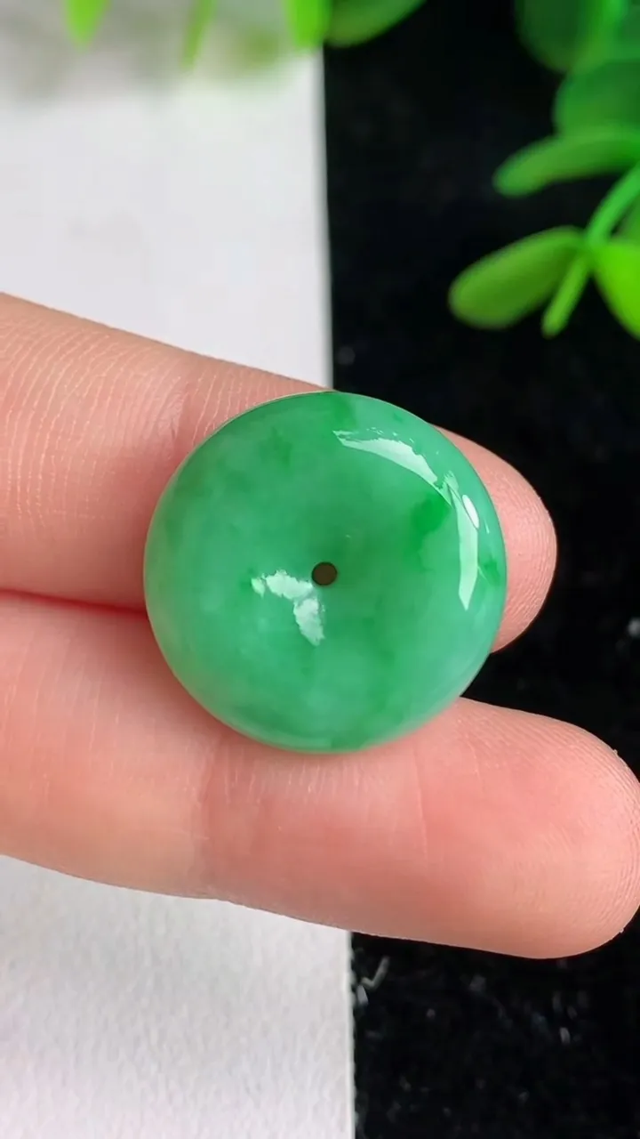 天然A货翡翠平安扣吊坠，尺寸19-6，重量:4.60g
6月9日