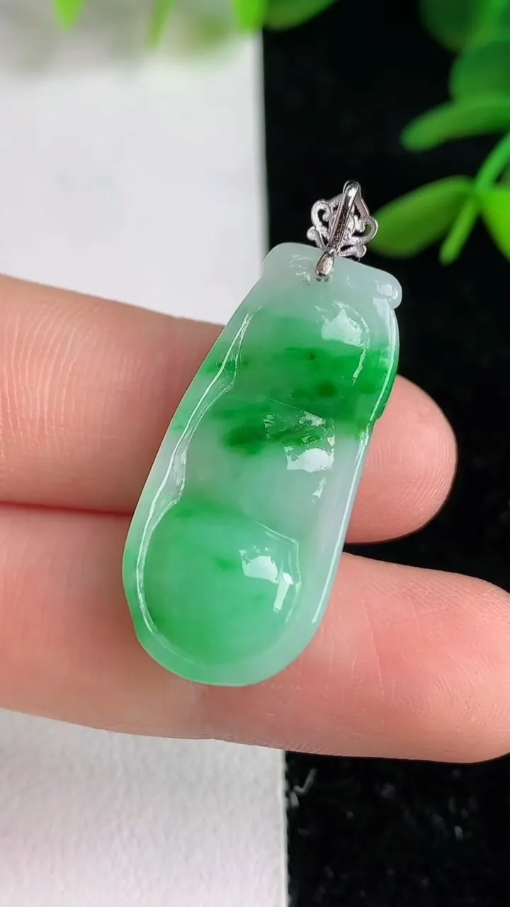 天然A货翡翠福豆吊坠，尺寸29.5-13.5-7.8，重量:5.28g
6月9日