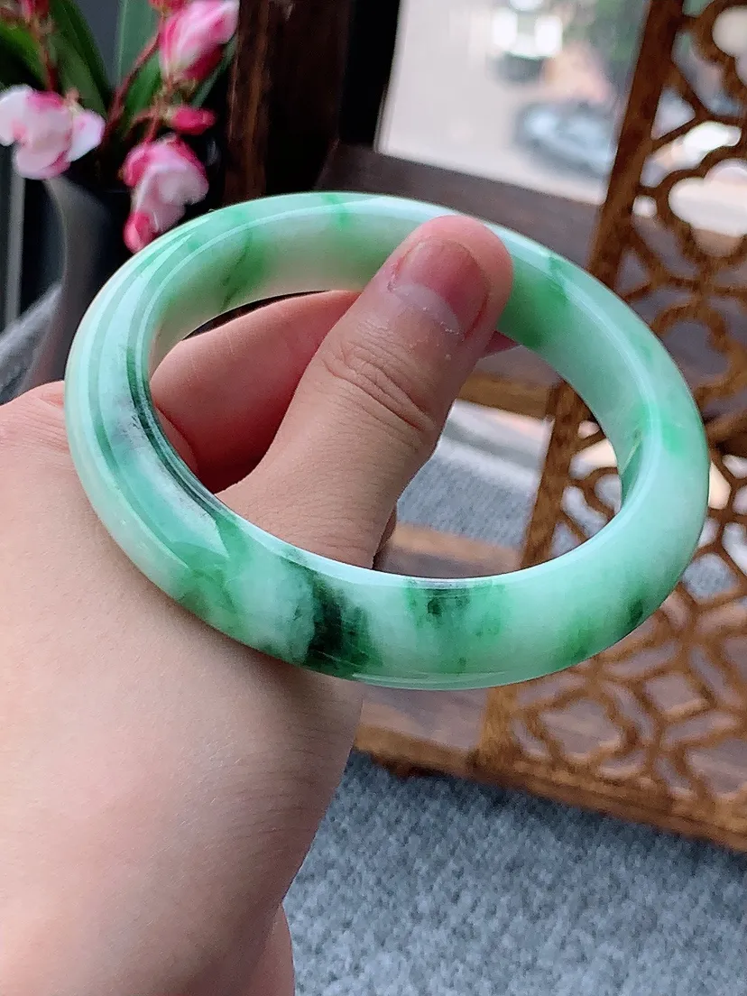 天然A货翡翠飘绿厚装正装正圈手镯60-61大圈口 尺寸60.2×12.4×9.5mm 重量73.06g 0608