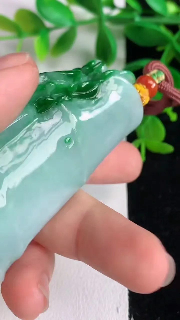 天然A货翡翠节节高升竹节吊坠 ，尺寸65-30.2-11.7，重量:55.13g
6月9日
