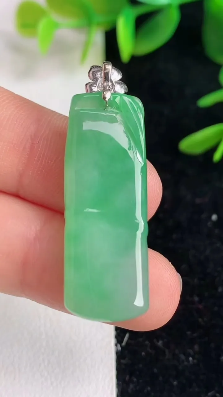 天然A货翡翠节节高升竹节吊坠，尺寸33-13-6.2，重量:6.54g
6月9日