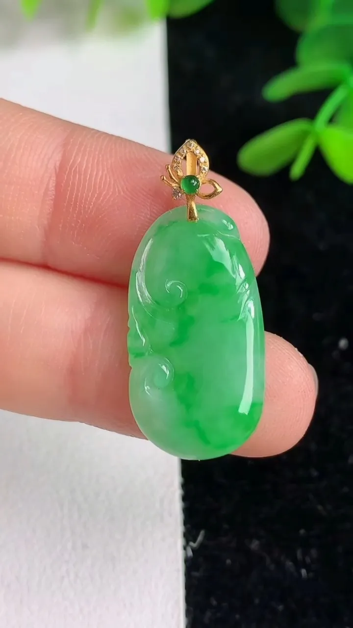天然A货翡翠如意吊坠 ，尺寸23.7-12.8-2.8，重量:2.10g
6月9日