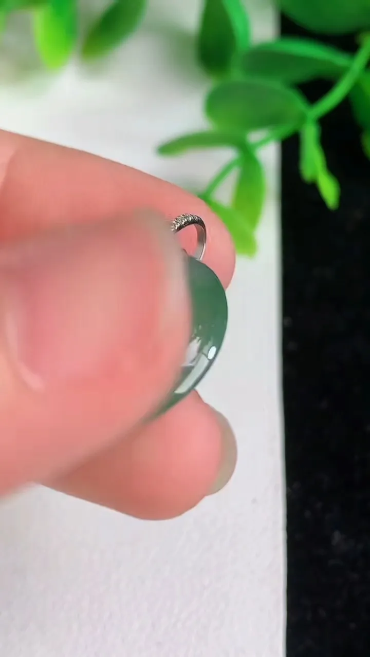 天然A货翡翠平安扣吊坠 ，尺寸19.2-5.6，重量:4.29g
6月9日