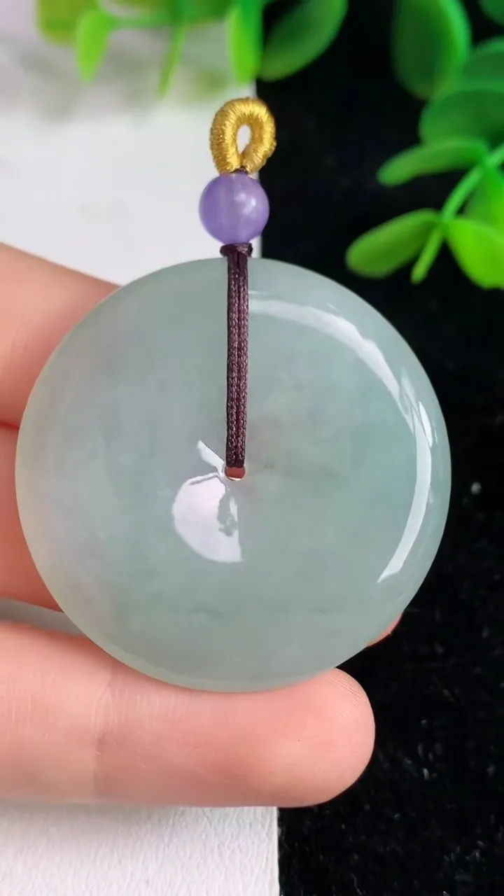 天然A货翡翠平安扣吊坠，尺寸37.8-5.5，重量:17.86g
6月9日