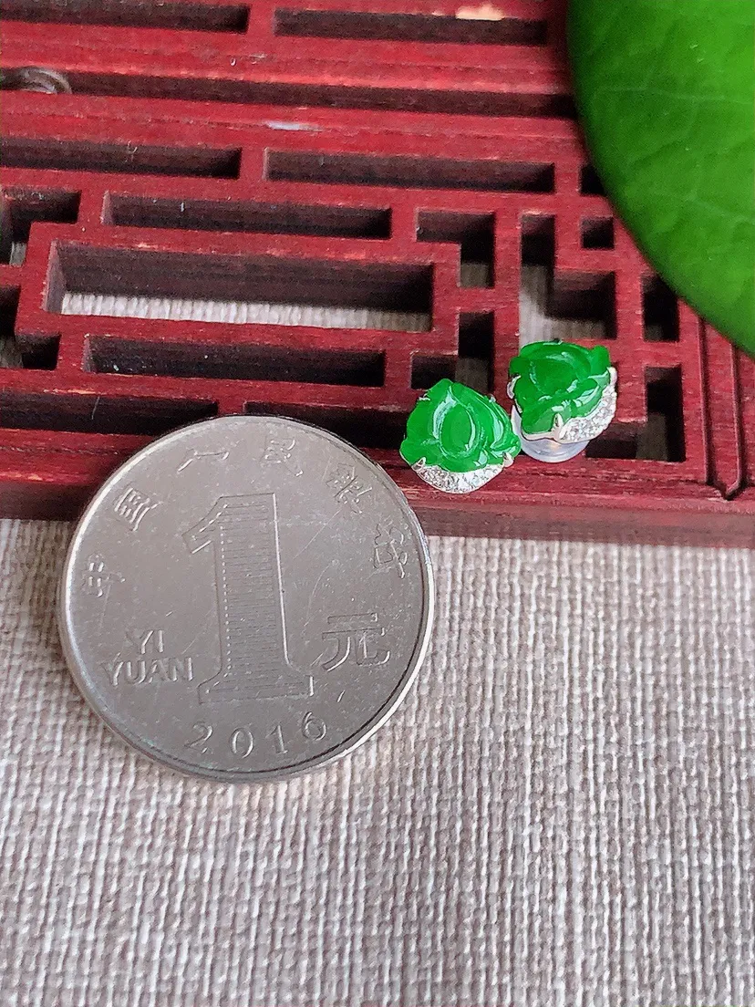 天然A货翡翠18K金镶嵌阳绿荷花和和美美耳钉 尺寸6×7.7mm 重量1.48g 0608