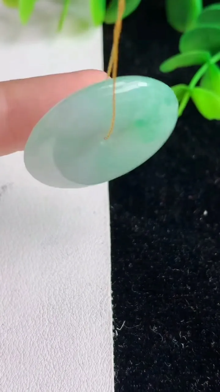 天然A货翡翠平安扣吊坠，尺寸29.6-5.3，重量:10.34g
6月9日
