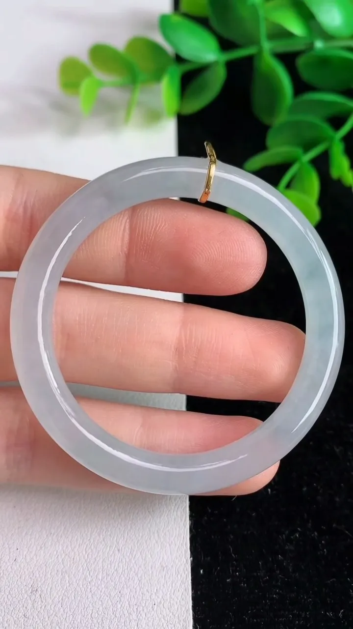 天然A货翡翠18k金飘花平安环吊坠 ，尺寸52-5.8，重量:13.85g
6月9日