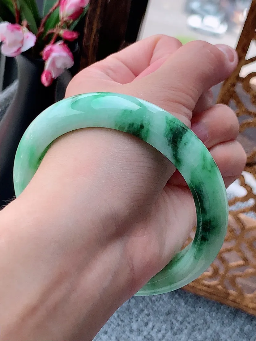 天然A货翡翠飘绿厚装正装正圈手镯60-61大圈口 尺寸60.2×12.4×9.5mm 重量73.06g 0608