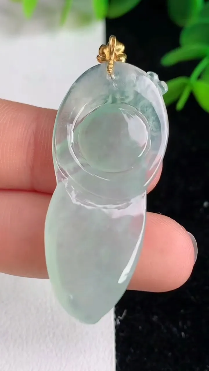 天然A货翡翠晴种梅花鹿吊坠 ，尺寸41-18-4.7，重量:6.66g
6月9日