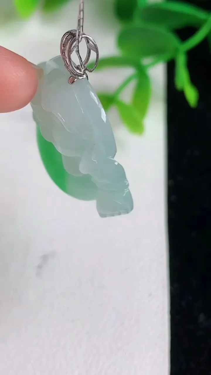 天然A货翡翠佛公吊坠，尺寸26.4-28.7-7.7，重量:8.24g
6月9日