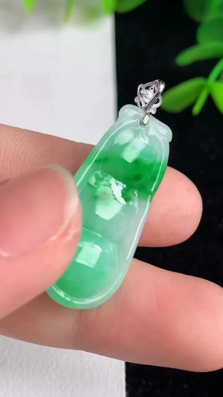 天然A货翡翠福豆吊坠，尺寸29.5-13.5-7.8，重量:5.28g
6月9日