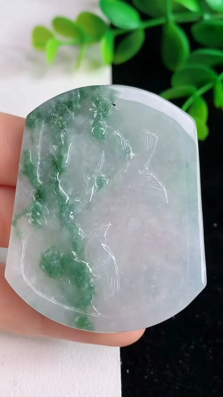 天然A货翡翠飘花观音菩萨吊坠 ，尺寸53.2-43-6，重量:28.69g
6月9日