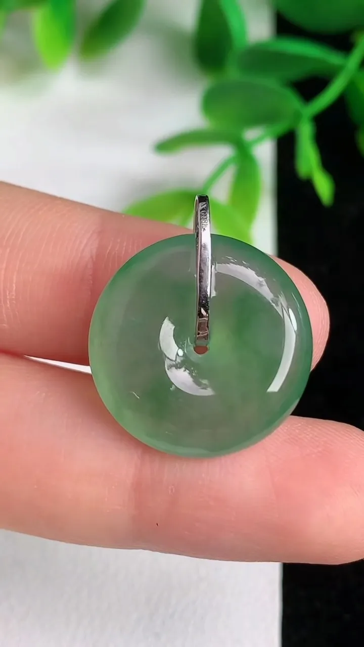 天然A货翡翠平安扣吊坠 ，尺寸19.2-5.6，重量:4.29g
6月9日