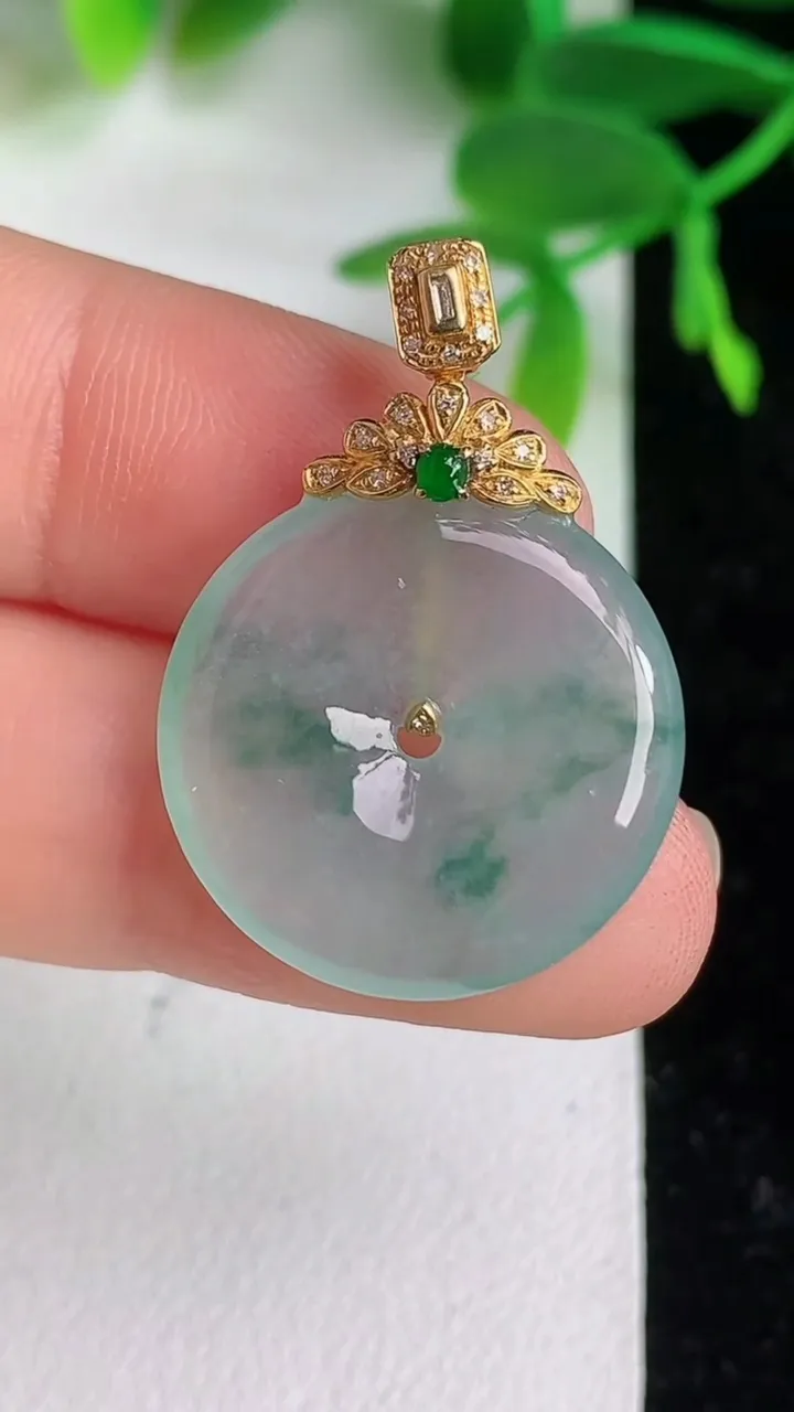 天然A货翡翠k金飘花平安扣吊坠，尺寸20.8-4，重量:4.34g
6月9日