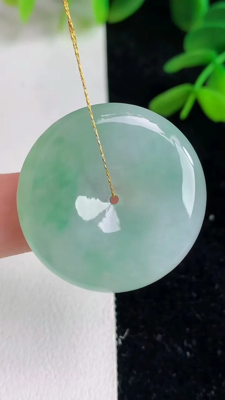 天然A货翡翠平安扣吊坠，尺寸29.6-5.3，重量:10.34g
6月9日