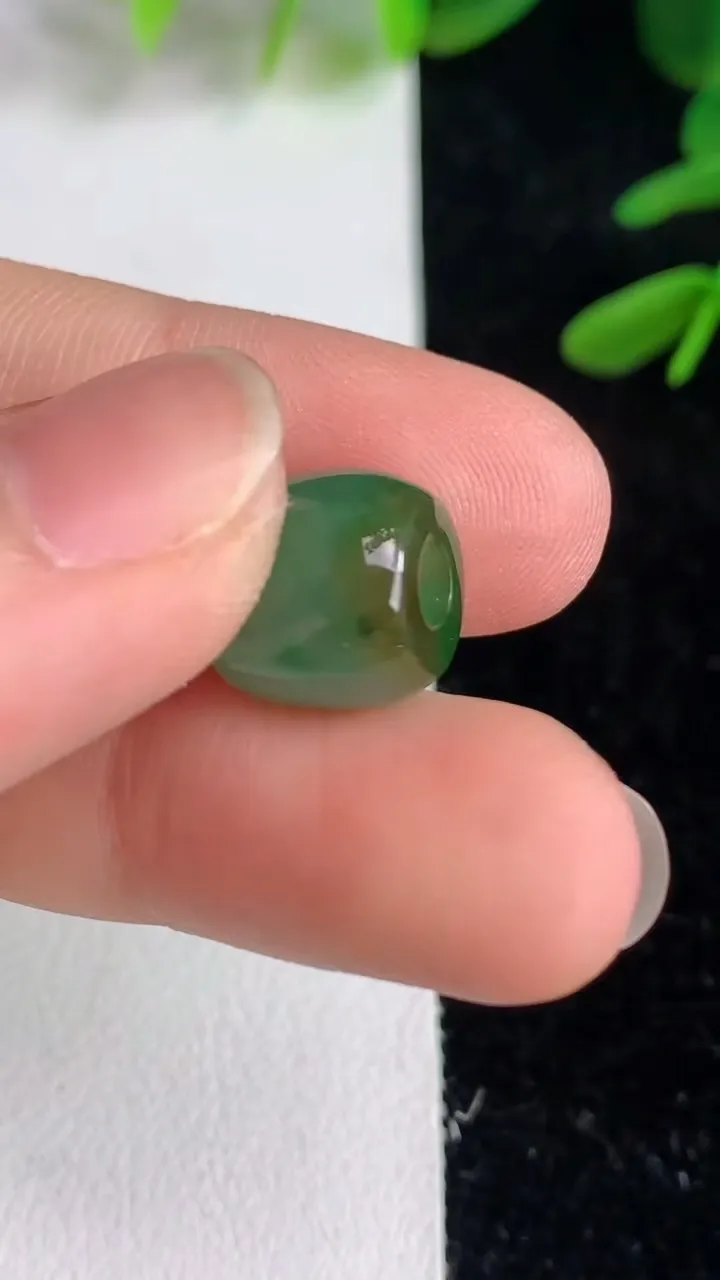 天然A货翡翠路路通吊坠 ，尺寸10.2-10.7，重量:2.44g
6月9日
