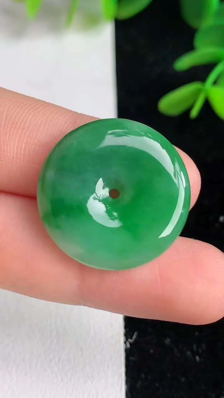 天然A货翡翠平安扣吊坠，尺寸23-3.8，重量:4.55g
6月9日