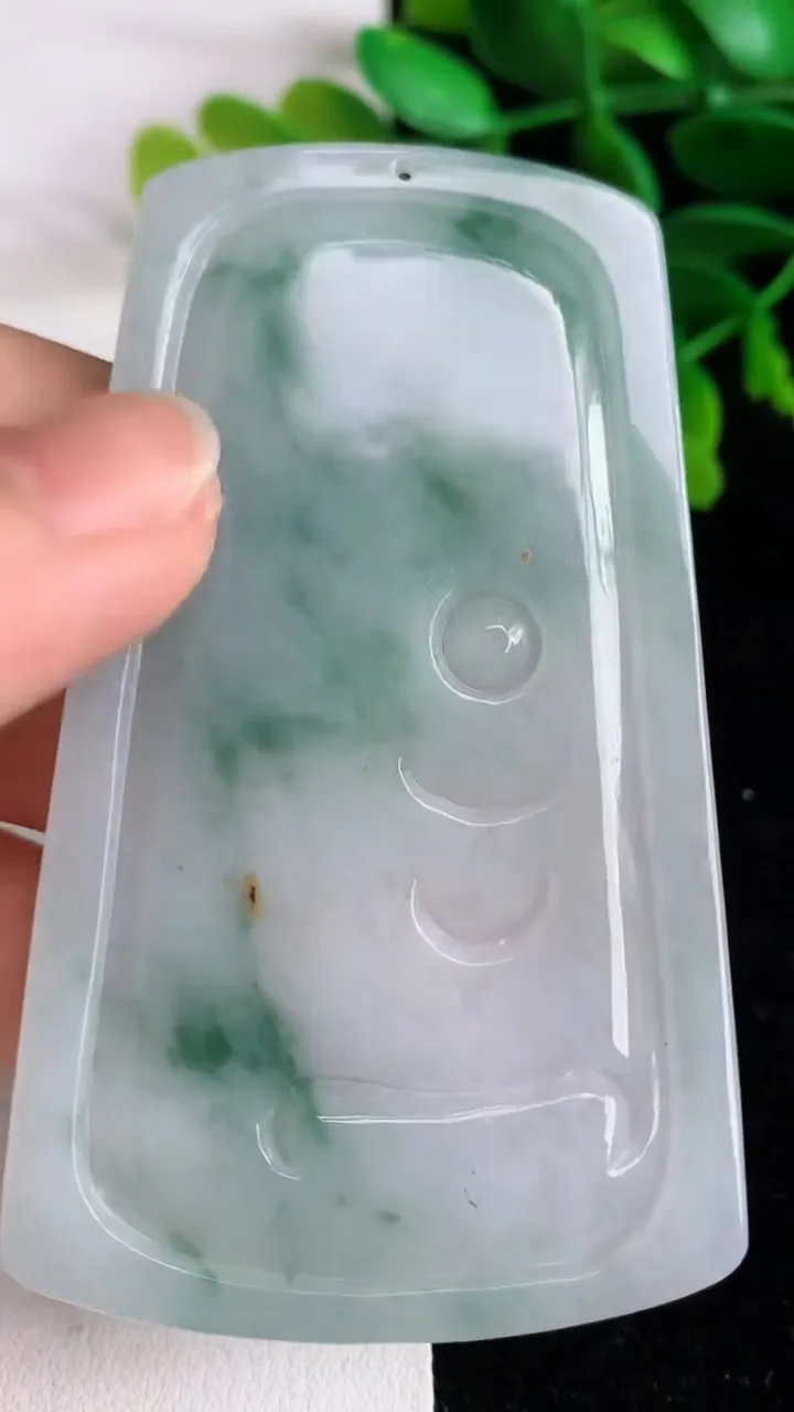 天然A货翡翠飘花祥龙虚空藏观音菩萨吊坠 ，尺寸74.8-45.3-5，重量:40.11g
6月9日