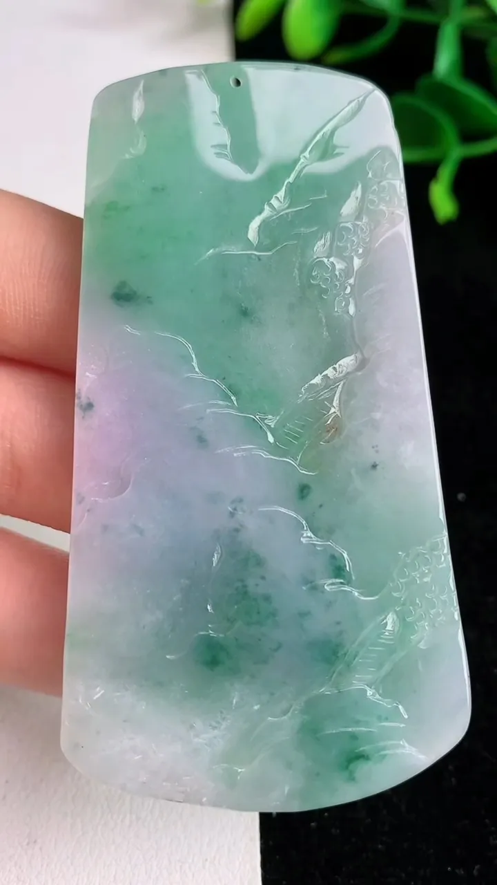 天然A货翡翠春带彩紫罗兰山水牌吊坠 ，尺寸72-39.2-6，重量:35.89g
6月9日