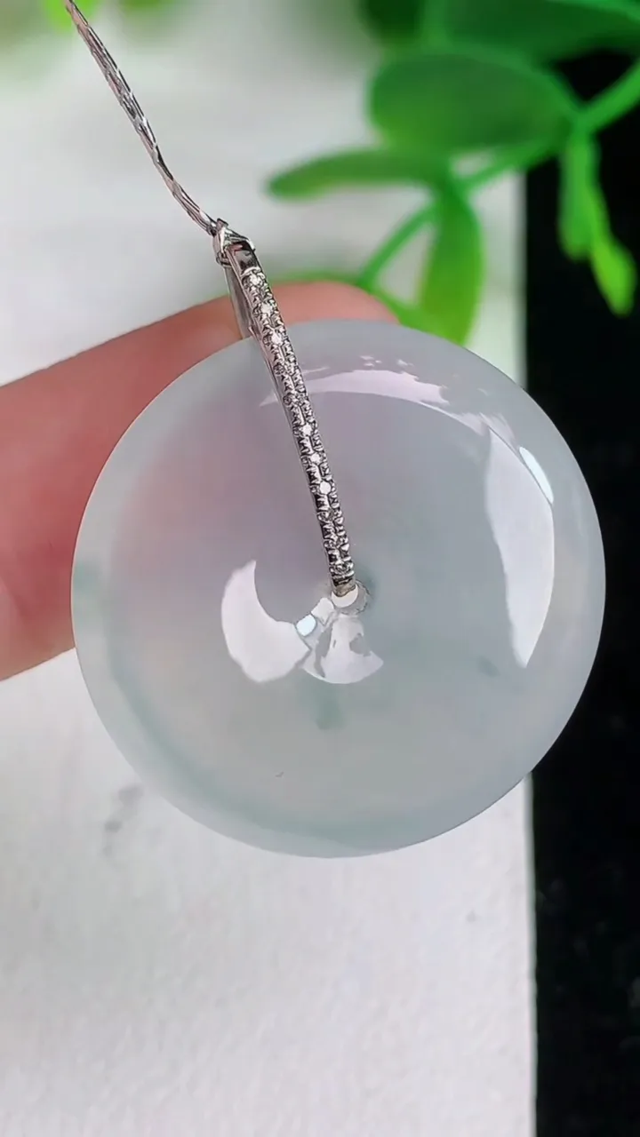 天然A货翡翠k金飘花平安扣吊坠，尺寸24.7-4.7，重量:6.47g
6月9日