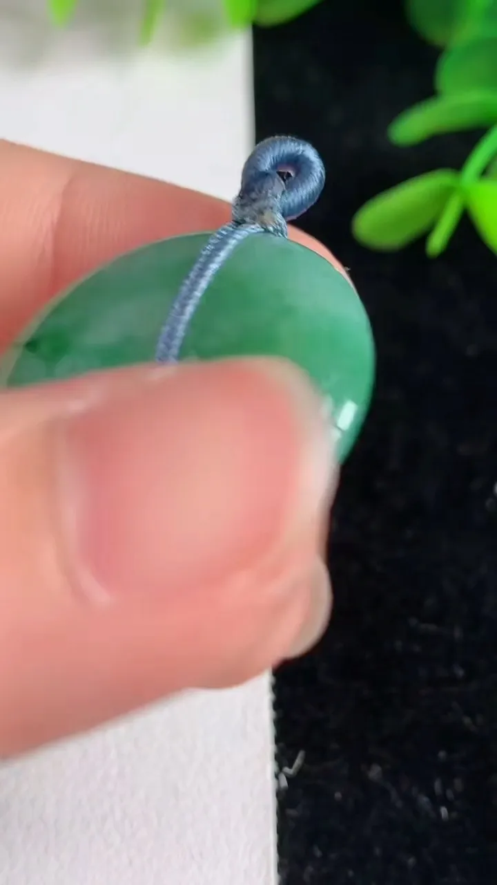 天然A货翡翠平安扣吊坠，尺寸27.2-5.6，重量:9.15g
6月9日