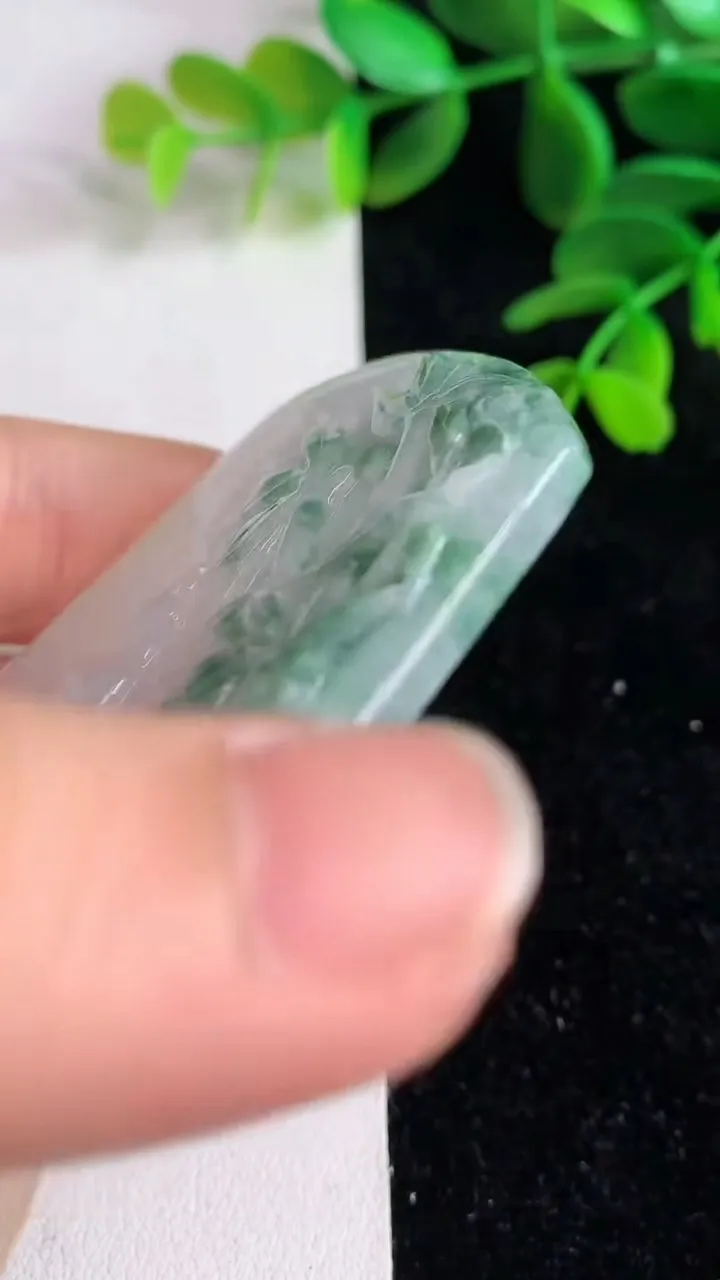 天然A货翡翠飘花观音菩萨吊坠 ，尺寸53.2-43-6，重量:28.69g
6月9日
