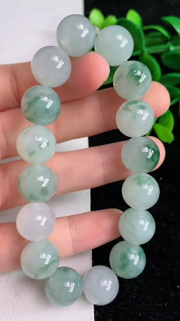 天然A货翡翠飘花圆珠手串 ，尺寸12-17颗，重量:55.62g6月9日
工厂直销收藏佳品,种好水足，色泽均匀，有种有色，上手高大气！
