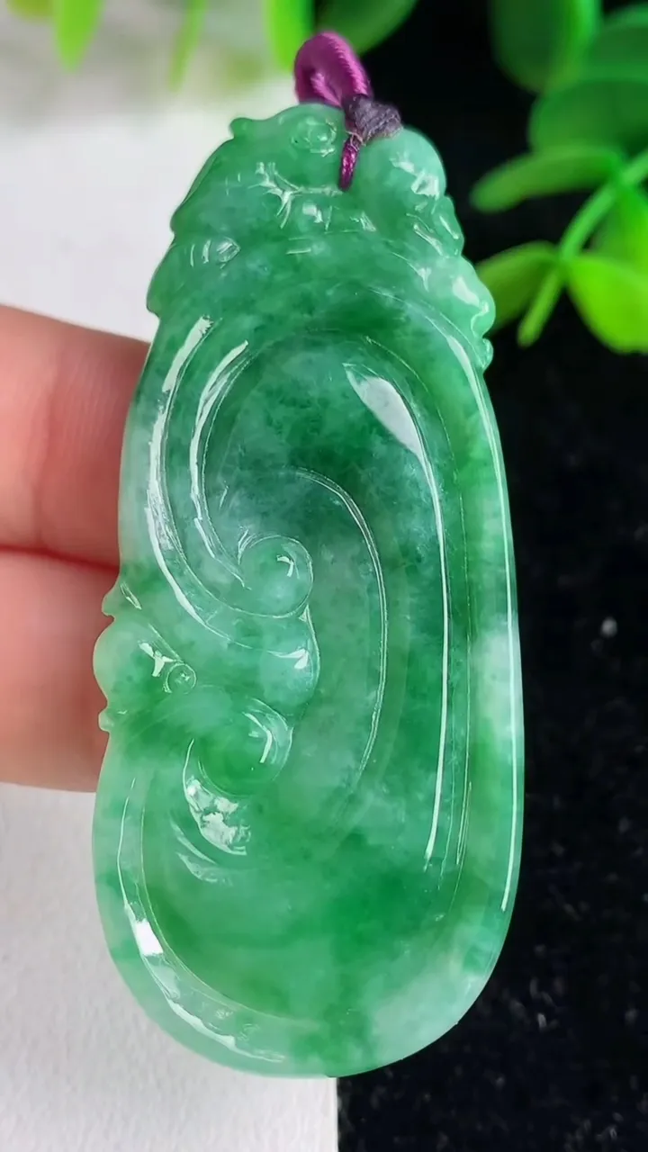 天然A货翡翠如意吊坠，尺寸56.2-24.3-6，重量:15.74g
6月9日