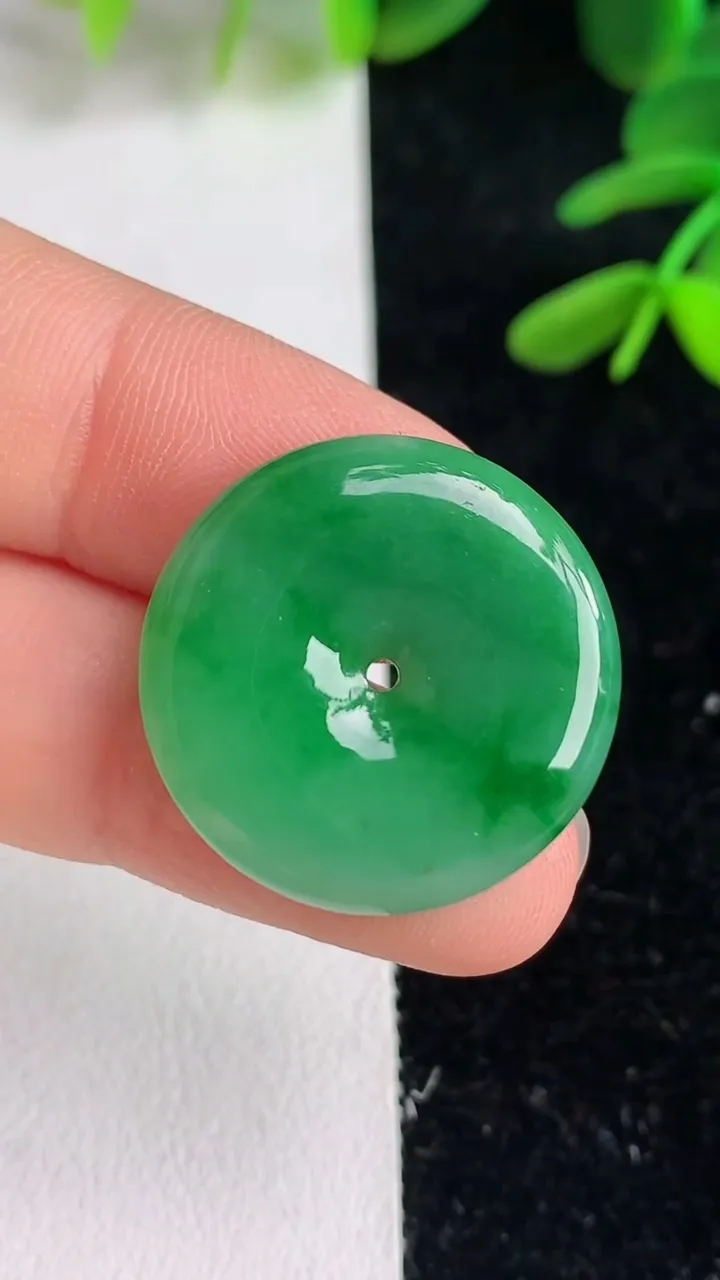 天然A货翡翠平安扣吊坠，尺寸23-3.8，重量:4.55g
6月9日