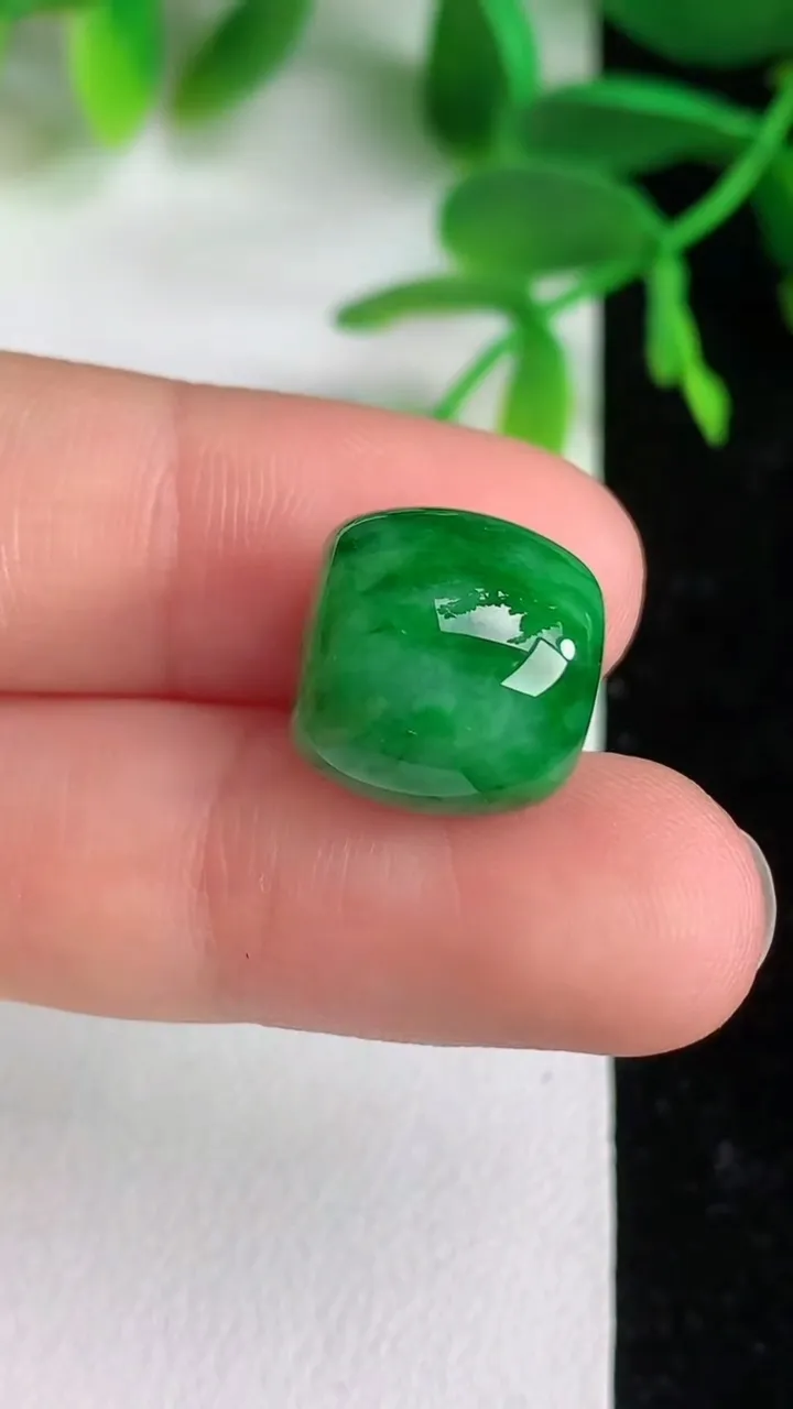 天然A货翡翠路路通吊坠 ，尺寸12-13，重量:4.53g
6月9日