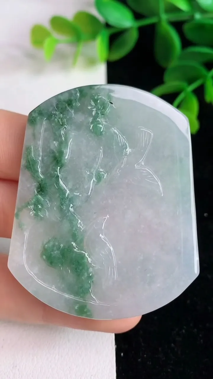 天然A货翡翠飘花观音菩萨吊坠 ，尺寸53.2-43-6，重量:28.69g
6月9日