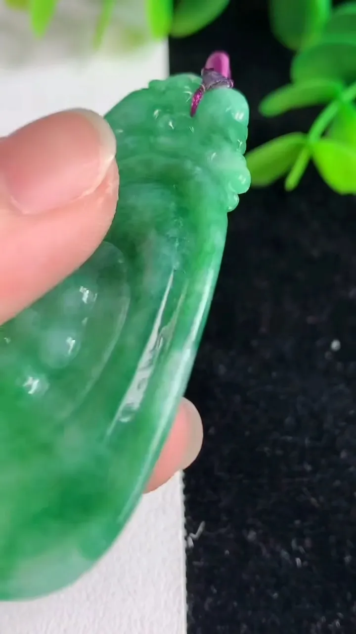 天然A货翡翠如意吊坠，尺寸56.2-24.3-6，重量:15.74g
6月9日