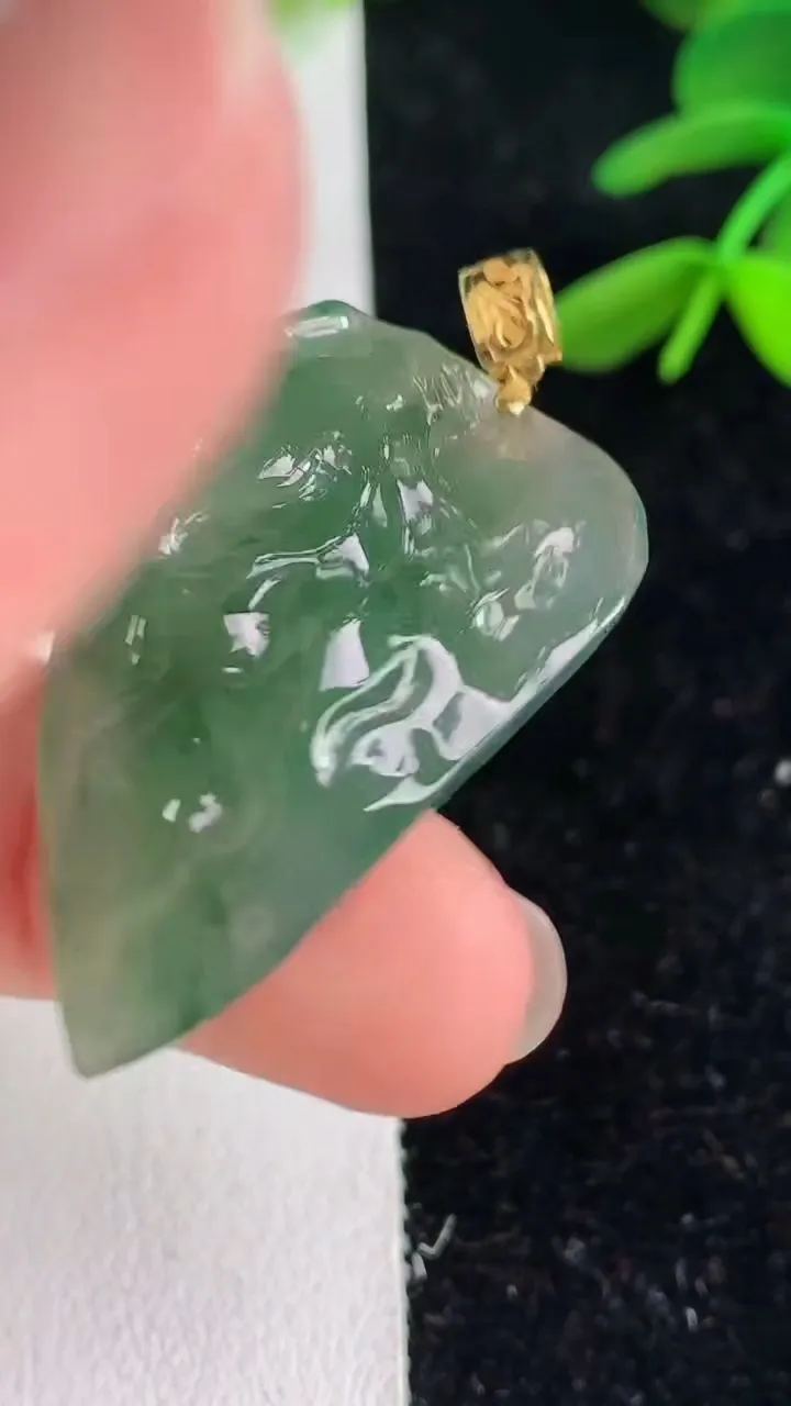 天然A货翡翠 飘花随形吊坠，尺寸34-19.3-9.2，重量:9.34g
6月9日