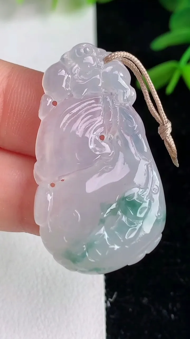 天然A货翡翠飘花貔貅吊坠 ，尺寸37.8-22.2-7，重量:8.99g
6月9日