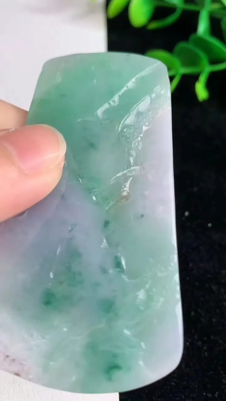 天然A货翡翠春带彩紫罗兰山水牌吊坠 ，尺寸72-39.2-6，重量:35.89g
6月9日