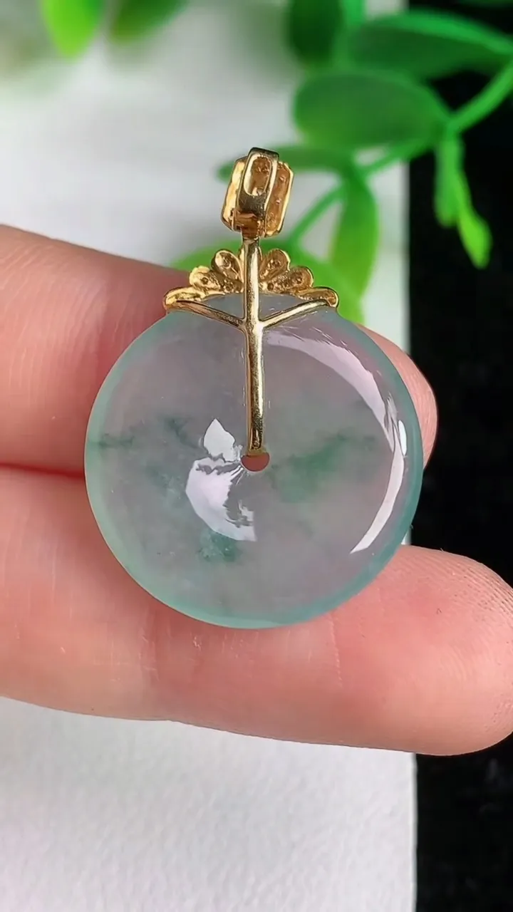 天然A货翡翠k金飘花平安扣吊坠，尺寸20.8-4，重量:4.34g
6月9日