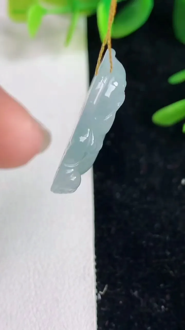 天然A货翡翠 飘花佛公吊坠，尺寸26.6-29.3-5.8，重量:7.23g
6月9日