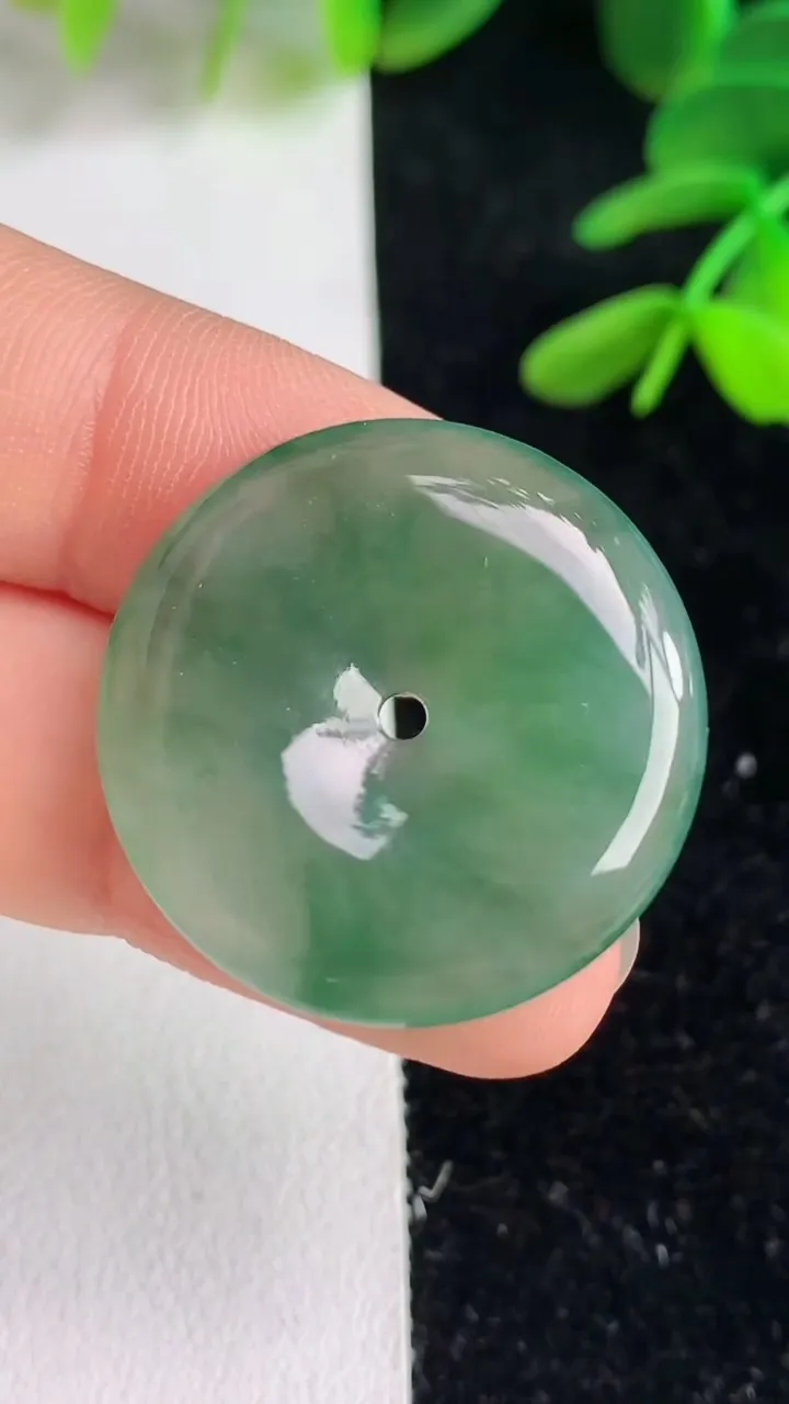天然A货翡翠飘花平安扣吊坠 ，尺寸26.3-4.5，重量:6.68g
6月9日
