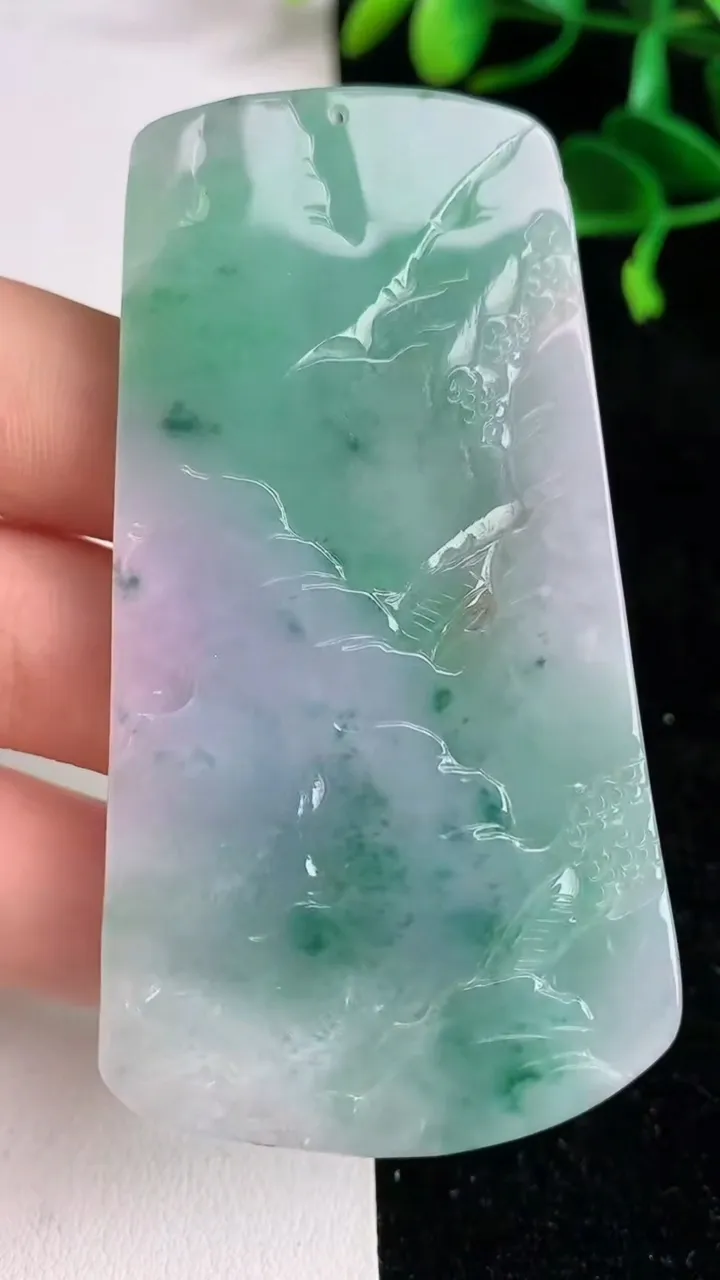 天然A货翡翠春带彩紫罗兰山水牌吊坠 ，尺寸72-39.2-6，重量:35.89g
6月9日