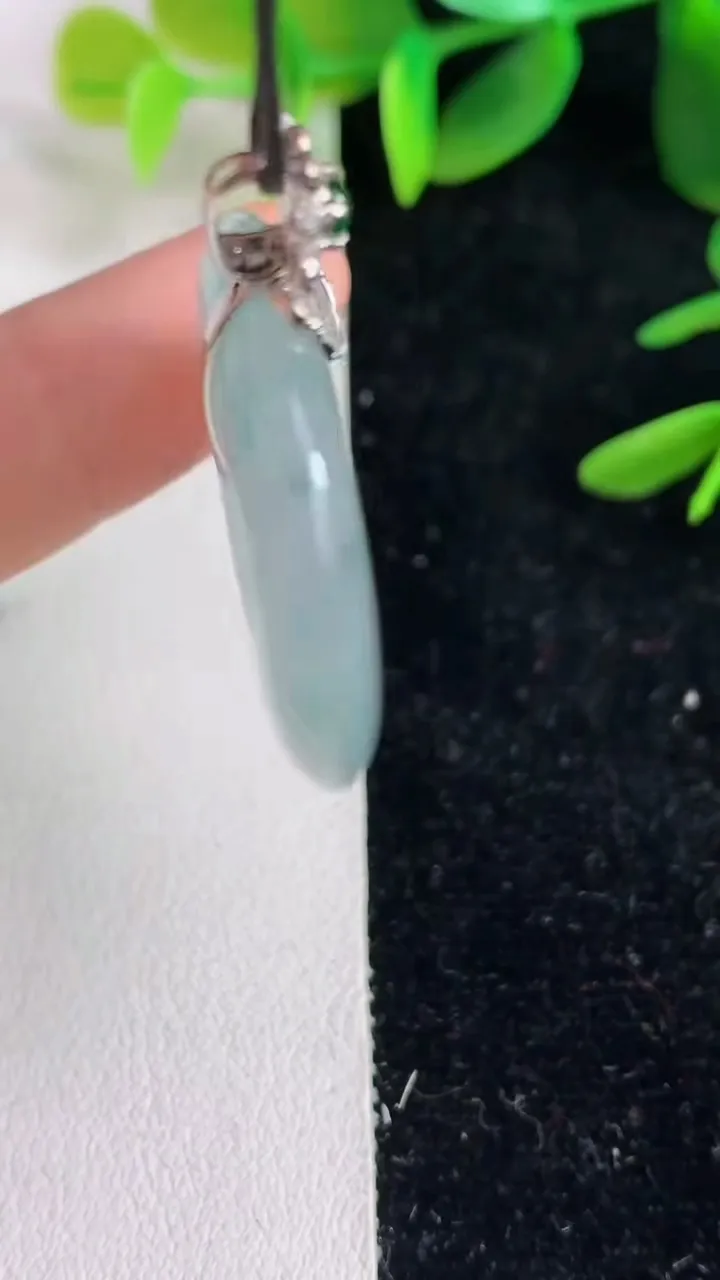 天然A货翡翠飘花平安扣吊坠，尺寸29-5.3，重量:10.81g
6月9日