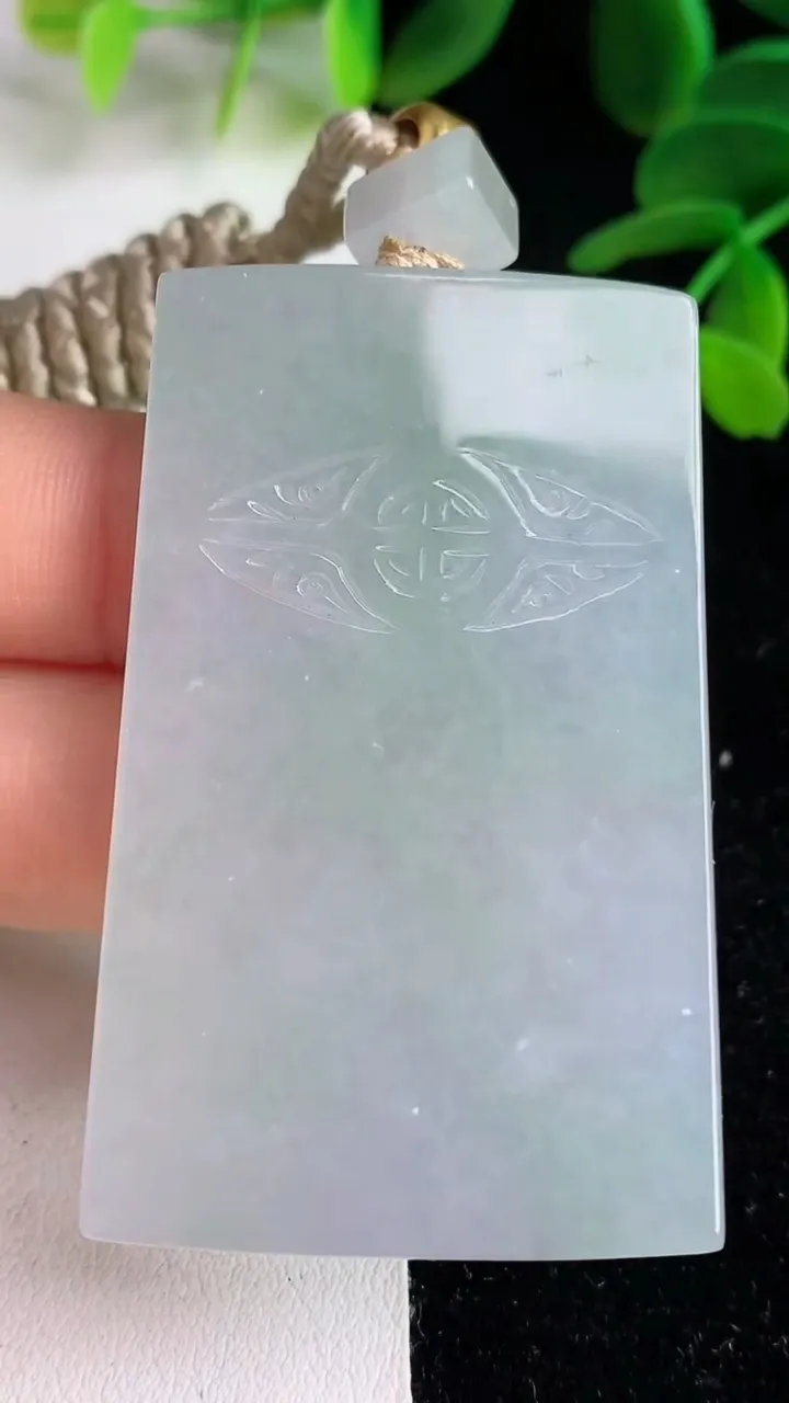 天然A货翡翠飘花仿古无事牌吊坠 ，尺寸52.7-33-6，重量:39.75g
6月9日